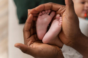 recem-nascido-negro-pezinho-mao-do-pai