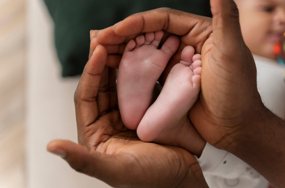 recem-nascido-negro-pezinho-mao-do-pai